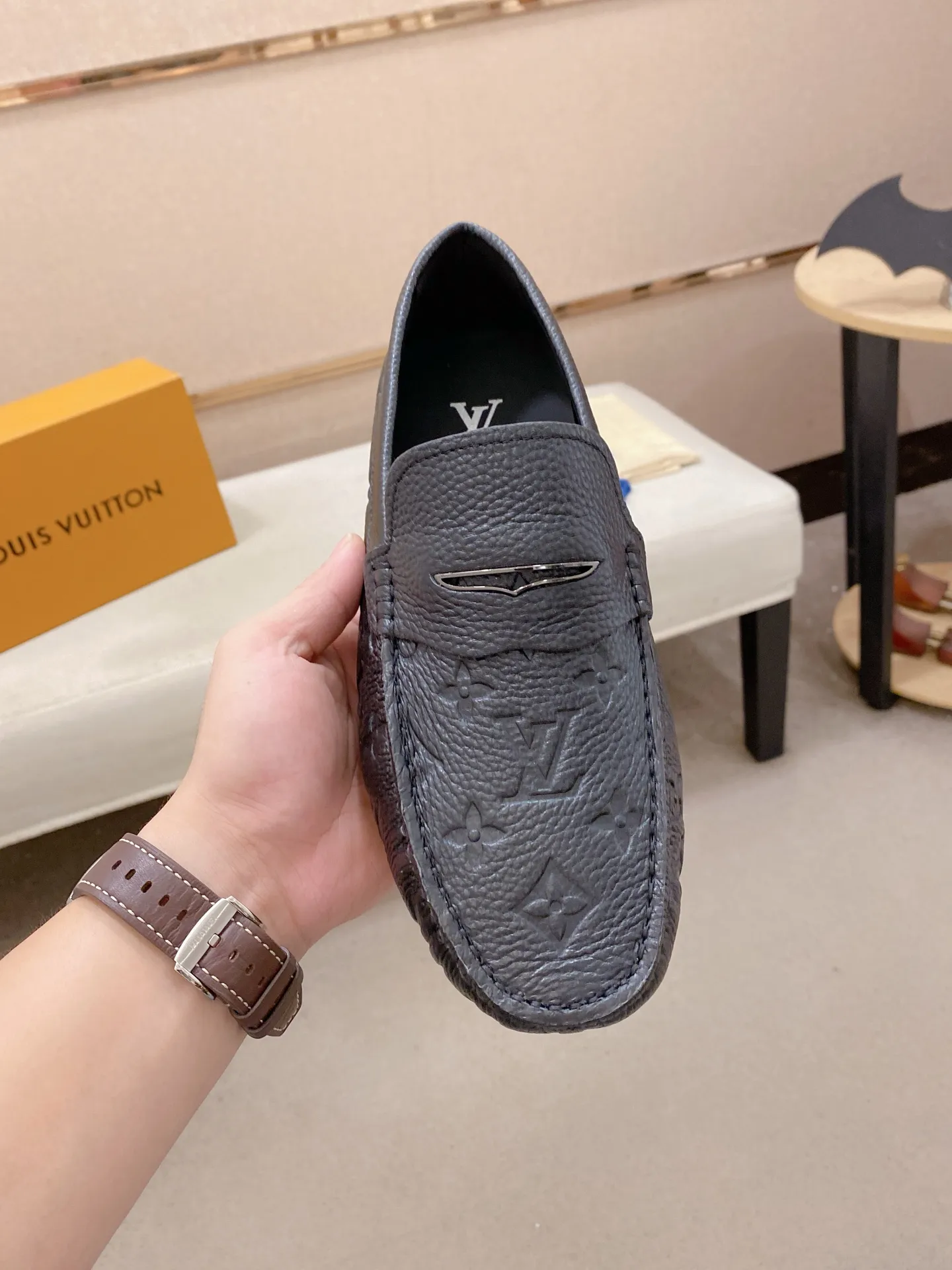 Factory price: 500💰High-end quality! LV 🆕🆕Exclusive hot-selling products in stock🔥🔥New products on the shelves, high-quality Ferragamo men's pea shoes, high-end casual driving shoes, with complete packaging! 💪 💪 Material: imported pebbled cowhide 🐂 + imported high-quality buffalo leather lining + wear-resistant outsole 👍🏻👍🏻 Features: high-end and comfortable, purely handmade 🚀 🚀 Create the perfect shoe that suits you best 🔥 🔥 Size: (38-44) 45 standard size can be customized!